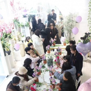 女性客户创意插花活动体验健康生活