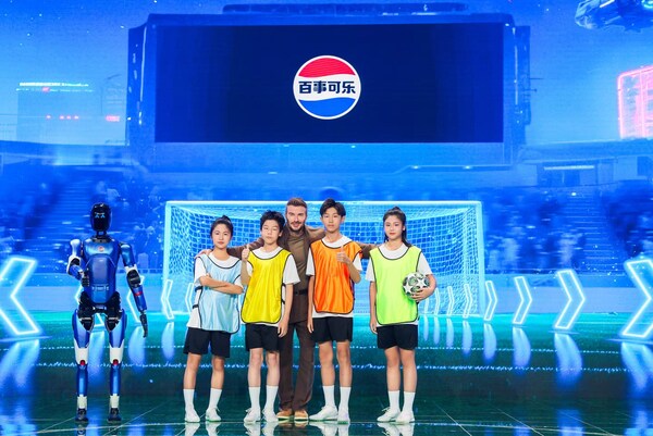 大卫·贝克汉姆与足球少年合影