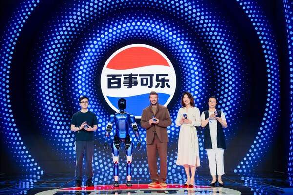 现场嘉宾举杯合影