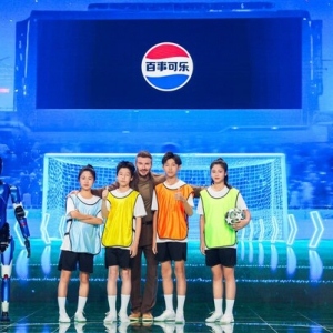 百事可乐发布首个人形机器人蓝宝 携手贝克汉姆点燃未来渴望