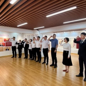 党员参观政治生活馆开展党纪学习教育主题活动