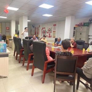 保险公司走进社区开展老年人金融知识普及活动