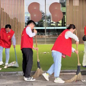 党员志愿服务进社区 清洁家园践行初心使命