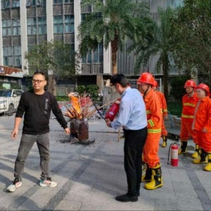 保险公司联合物业开展消防演练提升应急处理能力