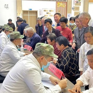 联勤保障部队专家医疗队赴老区开展义诊服务活动