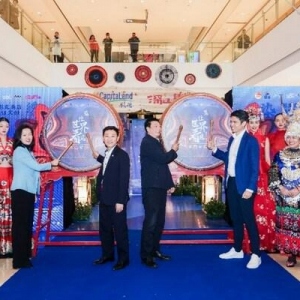 国潮大秀演绎苗族文化传承之美 重庆来福士公益市集展现传统与现代融合