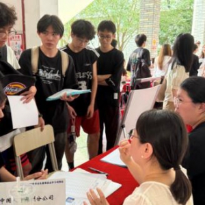 中国人寿走进江夏学院招聘会 为毕业生提供就业机会
