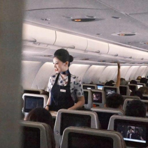 00后乘务员成长记：守护航班的温度与责任